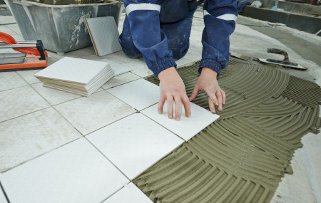 La pose d’un carrelage relève souvent de l’intervention d’un professionnel. Mais, des particuliers souhaitent le réaliser par eux-mêmes. Pour la réussir, des démarches et des conditions sont à respecter.