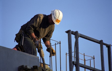 Pour protéger leur activité, les artisans ont besoin d’une assurance qui pourra les indemniser en cas de sinistres, de dégâts ou de litiges. Conscients de ce besoin, de plus en plus d’assureurs proposent aujourd’hui des formules d’assurance destinées aux artisans.