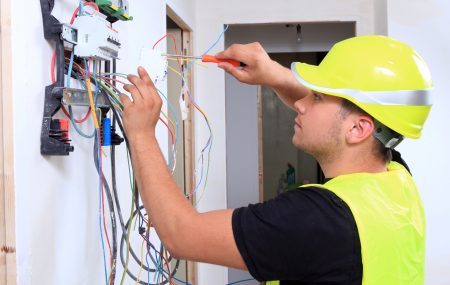 La question vous semble-t-elle surprenante ? Pourtant elle est judicieuse ! Combien de fois avez-vous tenté de réparer une panne d’électricité par vos propres moyens ? Combien de fois avez-vous bricolé une installation électrique défaillante en vous basant sur vos connaissances et les tutoriels sur le net ? Autant vous dire que vous vous exposez […]