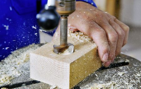 Un menuisier est un spécialiste tenu de la fabrication et de l’installation de portes, fenêtres et escaliers. Il se charge aussi de l’aménagement. Ainsi, si le menuisier était depuis longtemps dédié au travail du bois, actuellement, il exploite les nouveaux matériaux l’aluminium, le PVC et le plastique. Si vous avez envie de devenir menuisier, voici […]