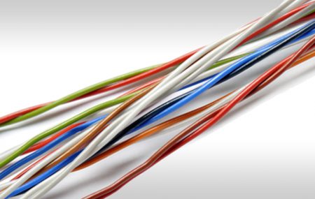 Les codes couleur des fils électriques sont des signes permettant d’identifier les fils conducteurs. En effet, à l’aide des couleurs, vous pouvez reconnaitre la fonction de chaque fil et ainsi limiter les risques d’accidents ou de courts circuits.