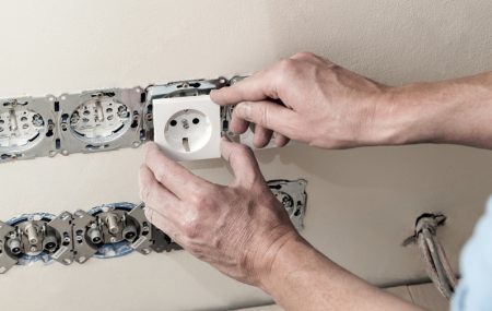 L’installation ou le remplacement d’une prise murale fait partie des travaux de bricolage qu’un particulier peut faire lui-même sans l’aide d’un professionnel. Toutefois, cette tâche peut s’avérer difficile si on ne connait pas les règles de base. Voici une petite guide pour vous aider à installer ou remplacer une prise électrique murale plus facilement.