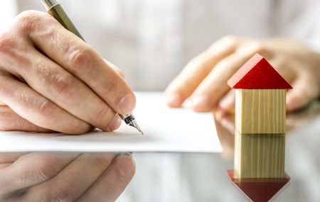 Avant la signature de l’acte de vente « définitif » d’un bien immobilier, il y a tout d’abord ce que l’on appelle le compromis de vente. De quoi s’agit-il ? Quels sont les documents qui doivent l’accompagner ?