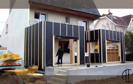 Lorsque vous désirez étendre ou rénover votre maison, il faut penser aux coûts engendrés. Vous devez faire appel à un professionnel du bâtiment et à un architecte. L’architecte monte le projet de rénovation avec vous tandis que le professionnel du bâtiment se charge de la réalisation des travaux à effectuer.