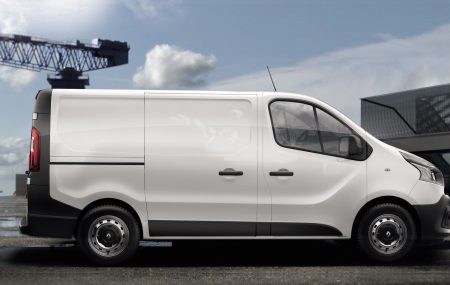 Le Renault Trafic 3 a déjà presque 4 ans puisque le constructeur l’a commercialisé pour la première fois en 2014. Si vous en possédez, il est temps de le rajeunir un peu… de l’intérieur. Pour ce faire, offrez-lui un aménagement spécialisé en bois.