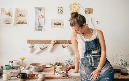 Parmi les innombrables métiers d’artisans, le céramiste occupe une place importante. Bon nombre de personnes désirent se professionnaliser dans ce domaine mais peu connaissent vraiment sa nature. A travers ces quelques lignes, vous allez découvrir ce que c’est vraiment ce métier.