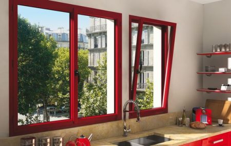 De nouvelles fenêtres apportent de nombreux changements à votre habitation. Cela améliore l’esthétique de la pièce, sa ventilation, mais aussi son confort thermique et acoustique. Au moment de faire votre choix, tenez-compte de plusieurs critères dont le vitrage, l’ouverture, ainsi que les matériaux de vos nouvelles fenêtres.