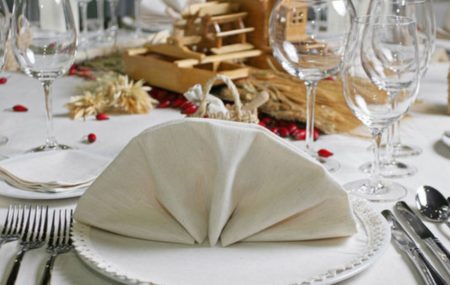 Pour accueillir vos invités ou simplement par propre plaisir, vous souhaitez mettre en valeur votre table avec une belle déco. On vous donne quelques conseils qui vont vous aider à faire de votre table un véritable chef-d’œuvre !