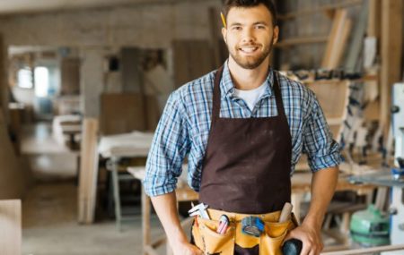 Pour des raisons financières ou autres, nombre de particuliers prennent souvent l’initiative d’entreprendre eux-mêmes certains travaux de leur maison. Cependant, le recours à un artisan professionnel est quelquefois nécessaire selon l’envergure du projet, que ce soit dans le cadre d’une rénovation ou d’une restauration. Quand faut-il donc prendre une telle décision ?