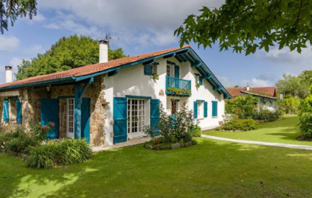 Surtout connu pour la beauté de ses côtes, le Pays basque français dispose également de ses campagnes verdoyantes. Ses petites collines et ses authentiques villages landais, à la frontière, font le bonheur de ceux qui cherchent avant tout une qualité de vie exceptionnelle. L’air y est pur. Le rythme du quotidien semble être plus doux […]