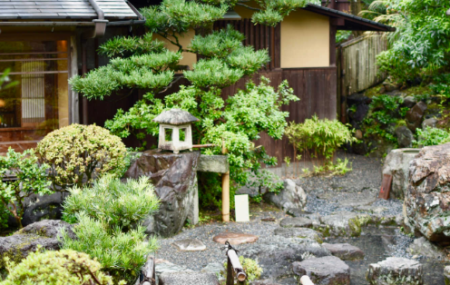 Le jardin japonais est un style de jardin renommé pour apporter la quiétude et la sérénité. Dénommé aussi jardin zen, il mélange les natures minérales et végétales. S’il se base principalement sur le respect de la nature, encore-faut-il respecter quelques règles pour le réaliser correctement. Voici alors quelques conseils pour réaliser votre petit espace nippon.