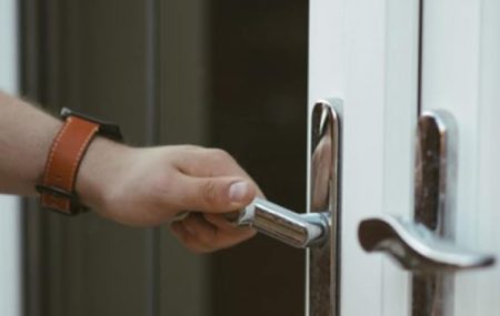 Que vous viviez dans une grande ville comme Schaerbeek ou une petite ville, c’est le même refrain lorsque vous rencontrez un problème avec votre porte : où trouvez des serruriers et comment en choisir un dont le service est pleinement satisfaisant. C’est à la deuxième question que cet article apporte des éléments de réponse.