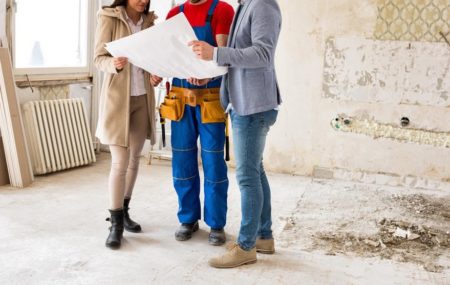 Vous avez un projet de rénovation qui vous tient à cœur, mais celui-ci nécessite un grand budget ? Sachez que vous pouvez obtenir un prêt auprès d’un établissement bancaire pour financer les travaux de rénovation. Mais comment déterminer le montant à emprunter ? Quel type de prêt choisir ?